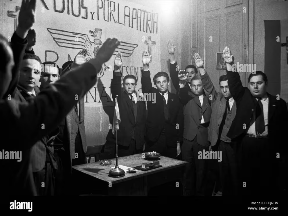 En el centro, un adolescente Rodolfo Barra haciendo el saludo nazi.
