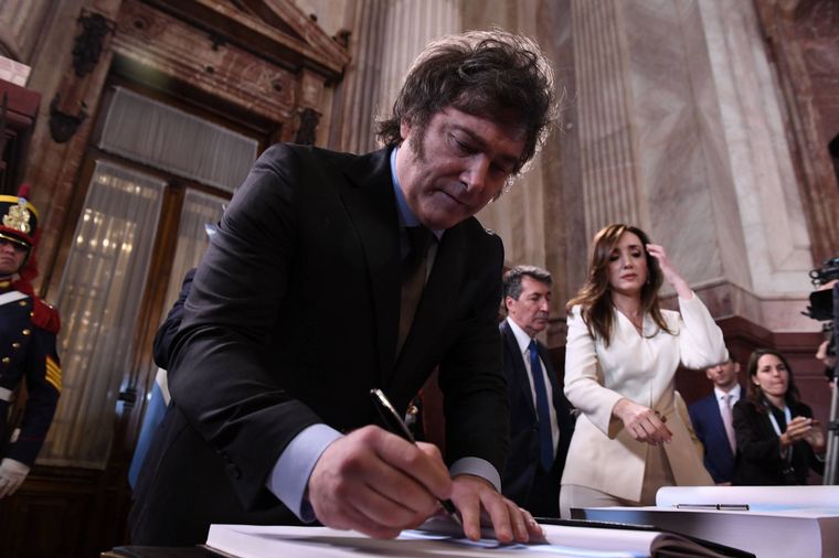Javier Milei firmó su primer DNU como presidente.