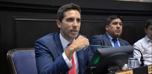 Santiago Passaglia asume la intendencia de San Nicolás, en medio de dudas sobre su licencia como diputado bonaerense.