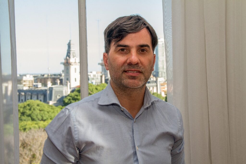 El intendente peronista de Castelli, Francisco Echarren, criticó las políticas de ajuste del presidente Javier Milei.