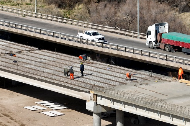 La obra en Bahía Blanca consiste en la construcción de puentes sobre el Arroyo Napostá Grande y sobre el Camino de La Carrindanga.