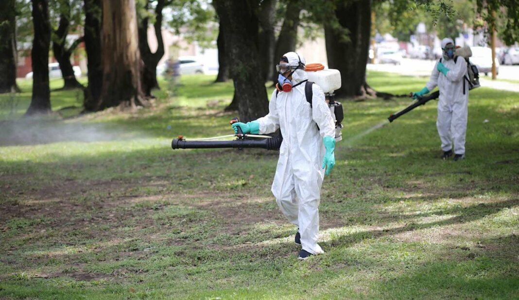 La Municipalidad de La Plata repartirá más de 300 litros de repelentes contra mosquitos de producción propia.