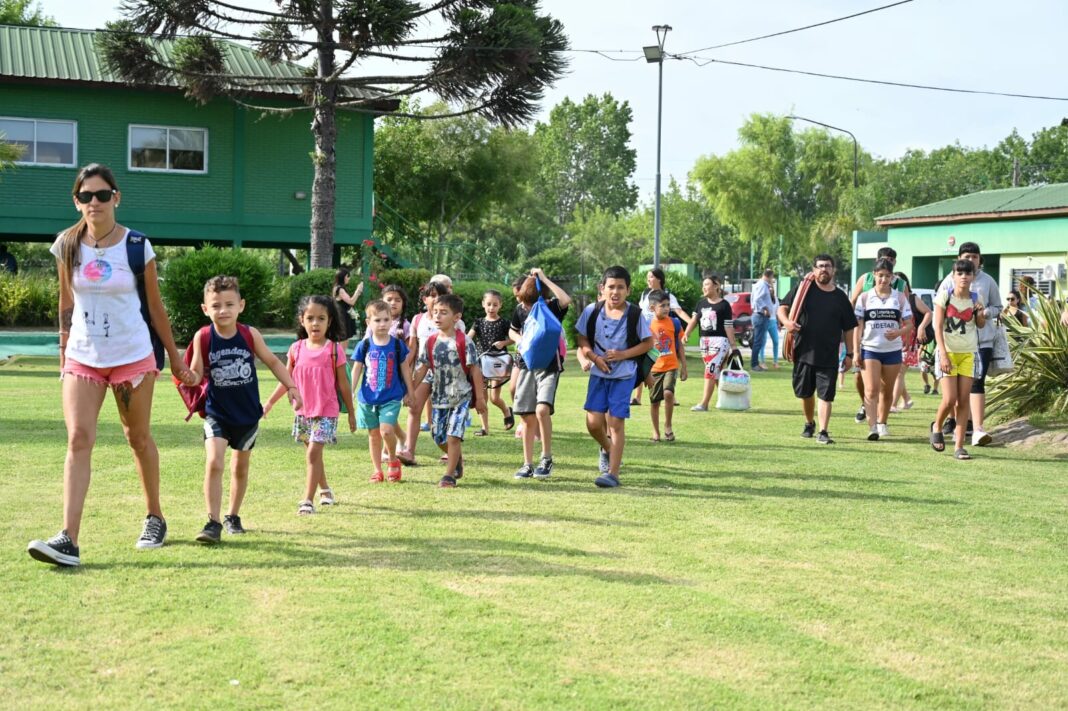 Kicillof celebró la continuidad del programa Escuelas Abiertas en Verano y Sileoni recorrió las sedes de Ensenada y Berisso.
