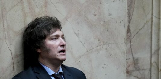 Una encuesta realizada por la consultora Taquion da cuenta de la caída de la imagen positiva del presidente Javier Milei, a causa de sus políticas de ajuste.