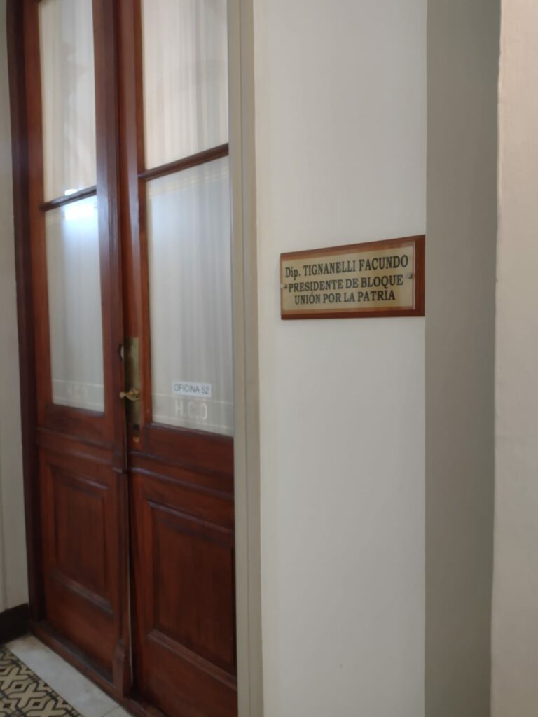 Giles ingresó a la oficina del primer piso de la Legislatura bonaerense, en una oficina por estas horas ocupa el camporista Facundo Tignanelli.