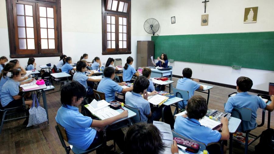 Luego de que el sector anunciará aumentos de hasta 50%, el Gobierno está analizando regular las cuotas de los colegios privados.