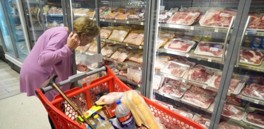 El INDEC informó una caída del 11,4% en las ventas de supermercados minoristas y el sector entró en alerta.