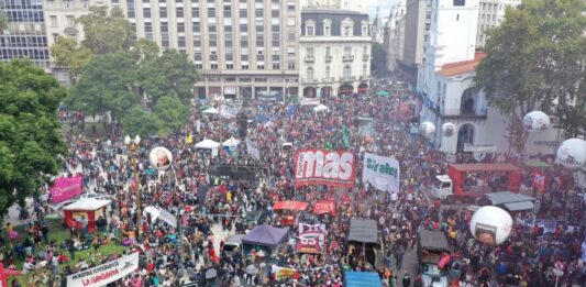 Movimientos sociales de distintos sectores políticos unen fuerza y preparan una mega marcha contra el Gobierno para reclamar alimentos.