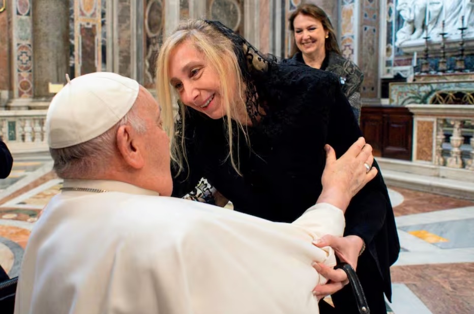 Karina Milei también consiguió su foto con el Papa Francisco. 
