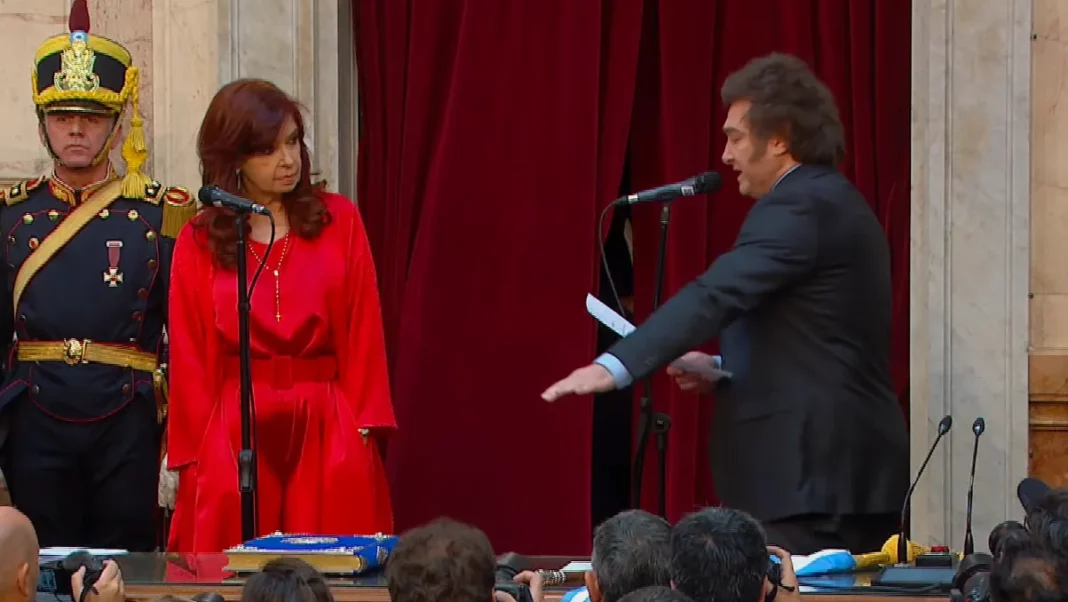 El cruce tuitero entre Javier Milei y Cristina Kirchner no para. Este domingo la ex presidenta le volvió a contestar al libertario y, con chicanas de por medio, le aconsejó que se “calme”.