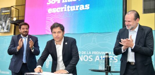 El gobernador Axel Kicillof visitó la ciudad de Bahía Blanca y encabezó una conferencia de prensa en donde defendió el envío de recursos a Rosario.
