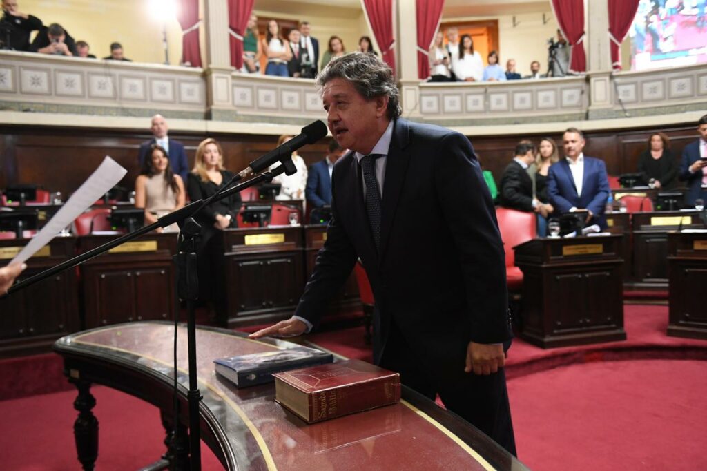 El flamante senador de Libertad Avanza Carlos Kikuchi asumió la vicepresidencia 5° del Senado bonaerense. 