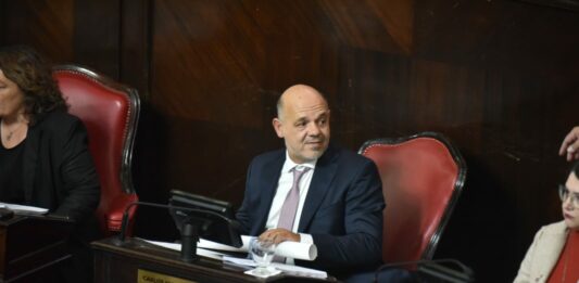 El flamante presidente del bloque de Javier Milei en el Senado bonaerense, Carlos Curestis, celebró la ampliación del espacio y adelantó que “se puede seguir agrandando”.