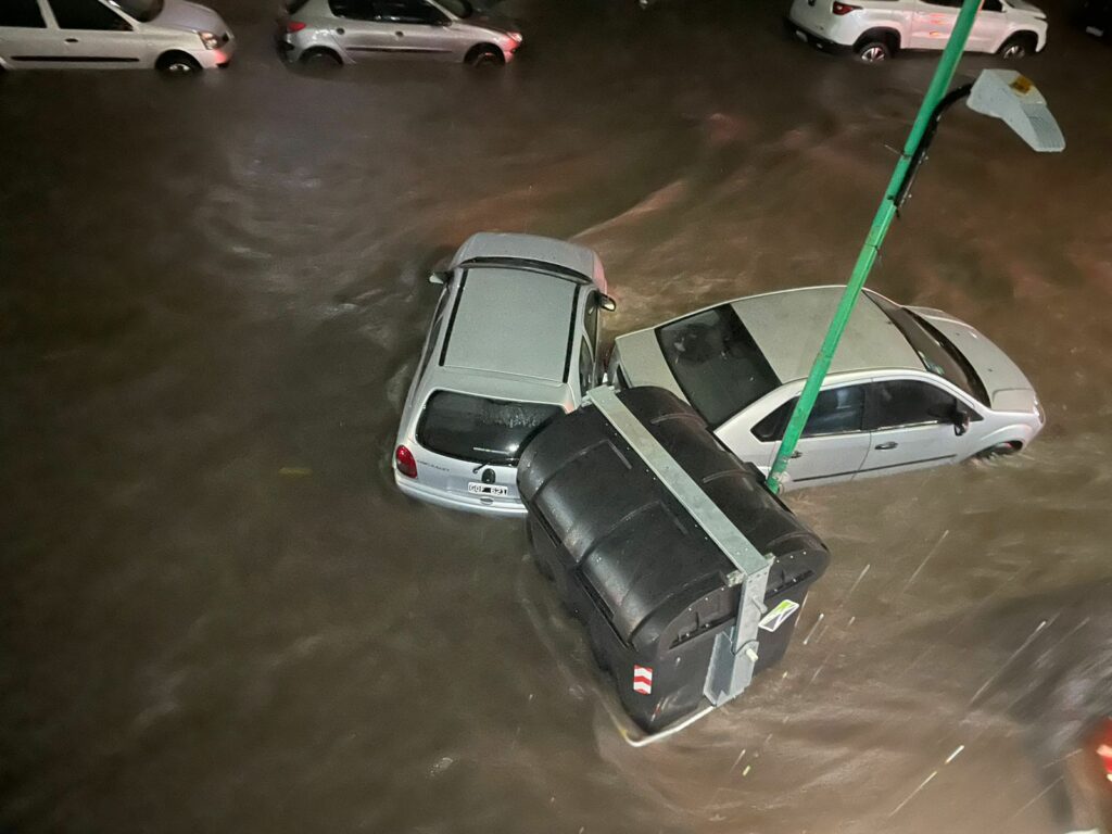 Las imágenes en el casco urbano de La Plata trajo el fantasma de la inundación de 2013.