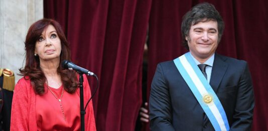 Javier Milei anuló el aumento de sueldos para él y todo su Gabinete y otra vez la toreó a Cristina Kirchner, ahora por su jubilación.