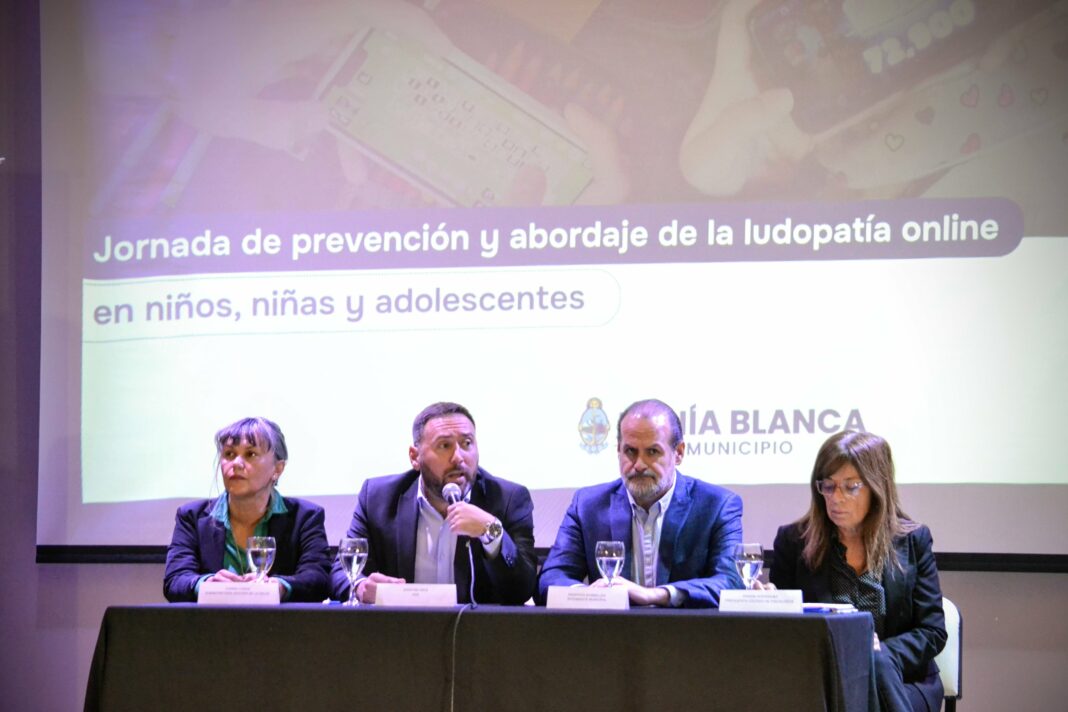 El intendente de Bahía Blanca, Federico Susbielles, encabezó la primer jornada jornada de prevención y abordaje de la ludopatía online en jóvenes.