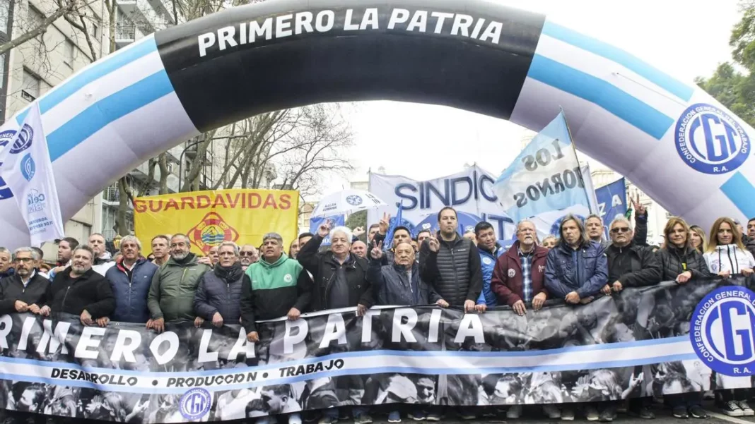La CGT realiza una marcha por el Día del Trabajador, a horas del segundo paro general contra Javier Milei.
