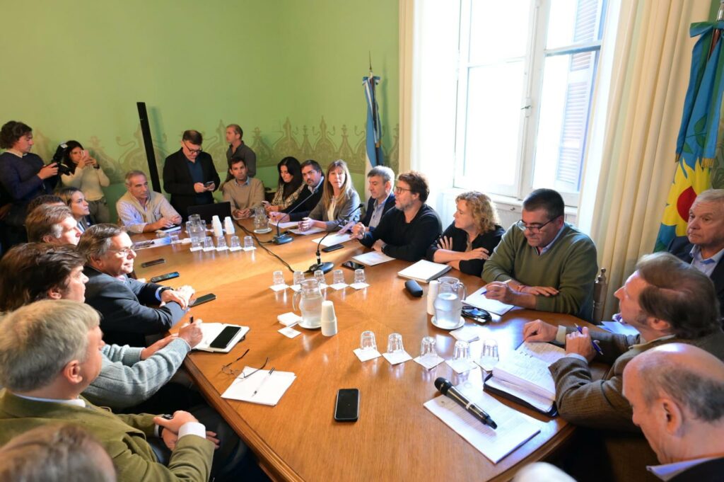 La Mesa de Enlace bonaerense con los diputados del interbloque de Juntos por el Cambio.