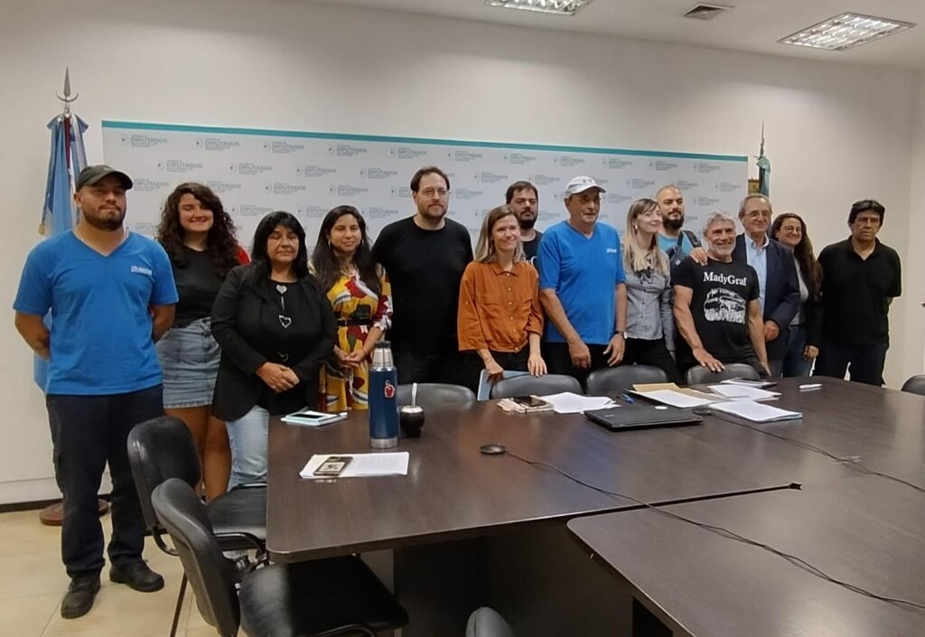 Los trabajadores de MadyGraf asistieron a la Legislatura bonaerense para acompañar el proyecto que presentaron los legisladores, Laura Cano y Guillermo Kane.