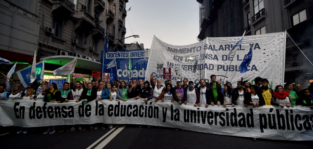 Estudiantes, docentes y sectores de todo el arco político salen a la calle en defensa de la educación pública. Repasa todos los detalles de la Marcha Universitaria Federal.