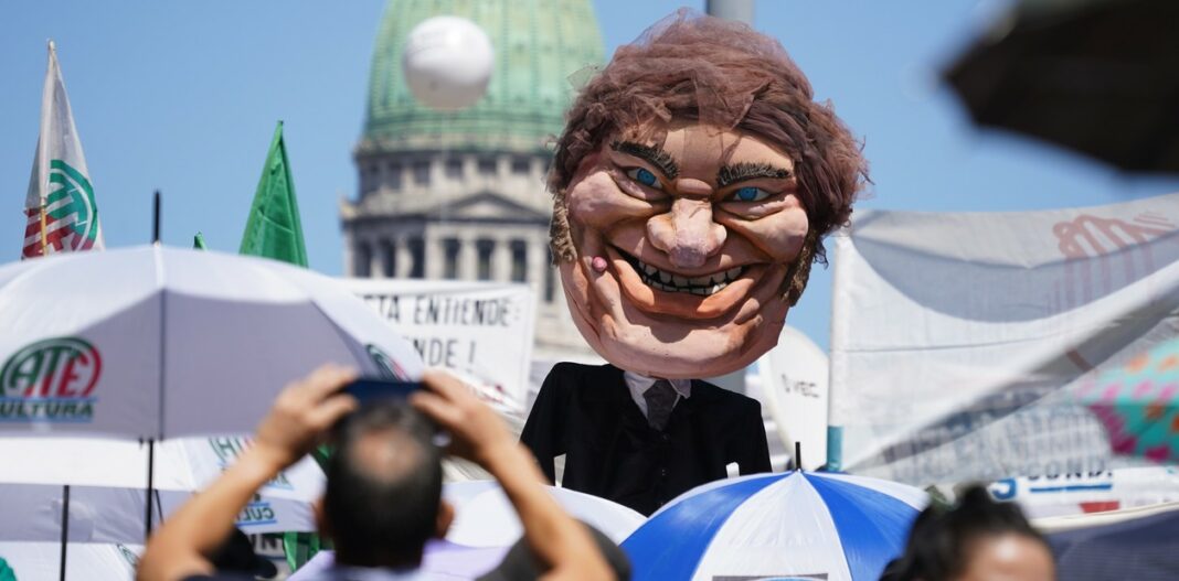 Milei encuestas ajuste El Gobierno contrató tres trabajos de encuestas por $32 millones para saber cuanta gente banca el ajuste de Javier Milei.