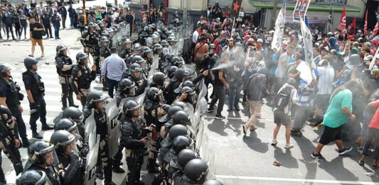 Momentos de tensión se viven entre la Policía de la Ciudad y un grupo de choferes autoconvocados en la sede de la UTA, en el barrio porteño de Balvanera. Todos los detalles.
