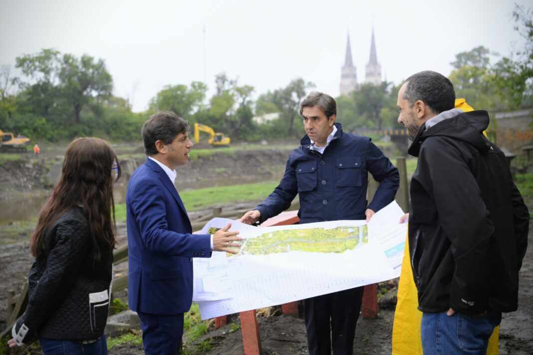 El gobernador bonaerense, Axel Kicillof, recorrió las obras del Río Luján y aseguró que la obra pública en la provincia de Buenos Aires “no se paraliza”.