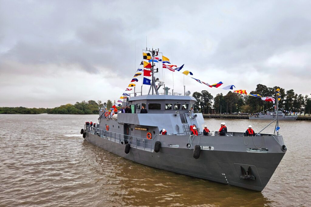 El gobernador Axel Kicillof entregó dos embarcaciones para la instrucción de cadetes de la Armada y una compuerta para el Puerto Belgrano. 

