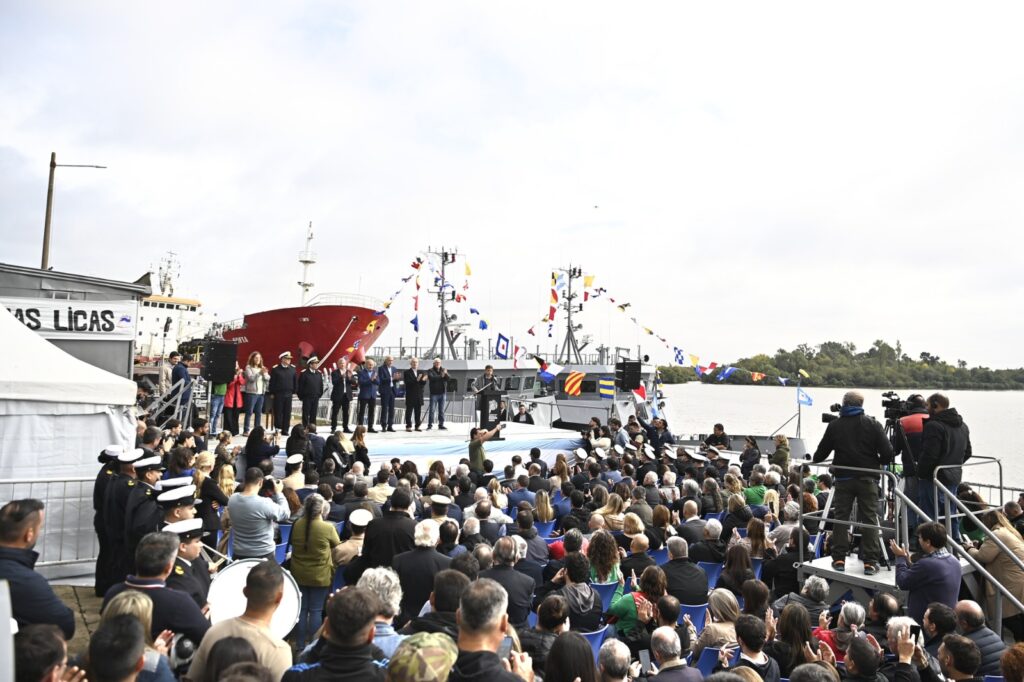El gobernador bonaerense, Axel Kicillof, entregó dos embarcaciones para la instrucción de cadetes de la Armada y una compuerta para el Puerto Belgrano. 
