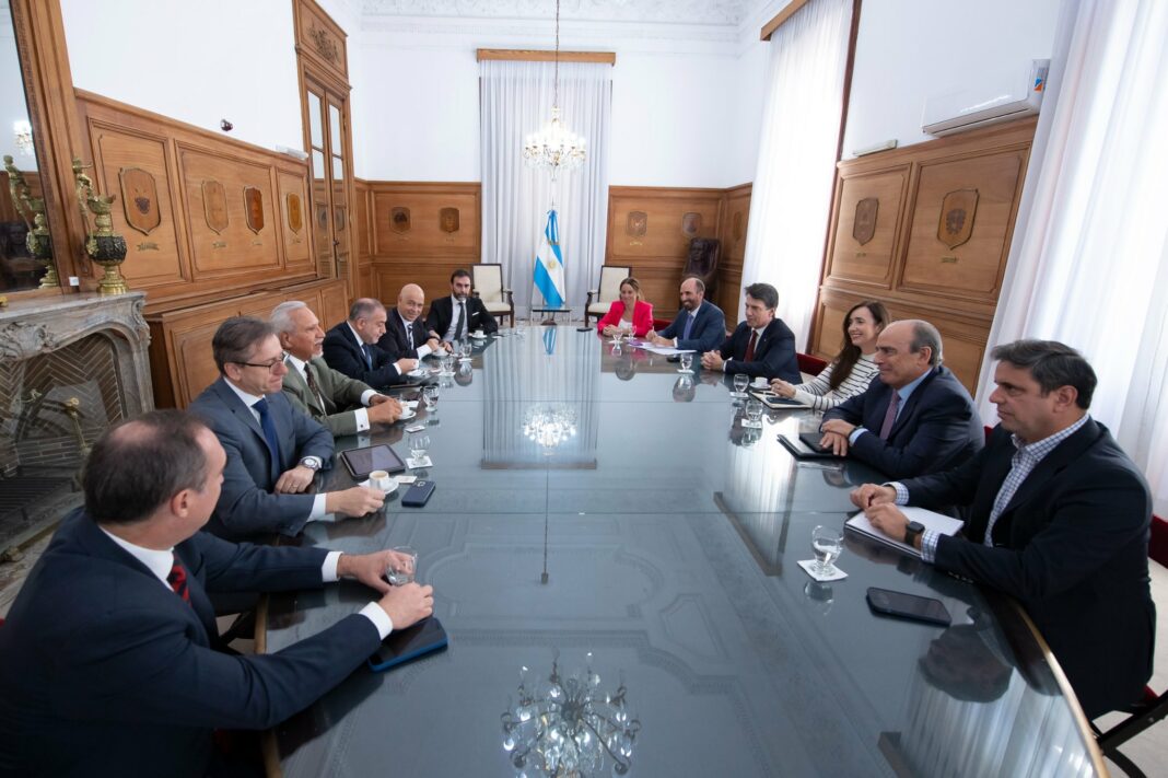 La presidenta del Senado Victoria Villarruel mantuvo una reunión con los jefes de bloque de la oposición para avanzar en la nueva ley ómnibus.
