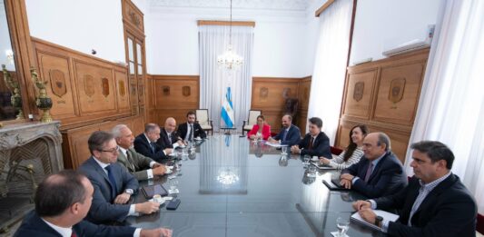La presidenta del Senado Victoria Villarruel mantuvo una reunión con los jefes de bloque de la oposición para avanzar en la nueva ley ómnibus.
