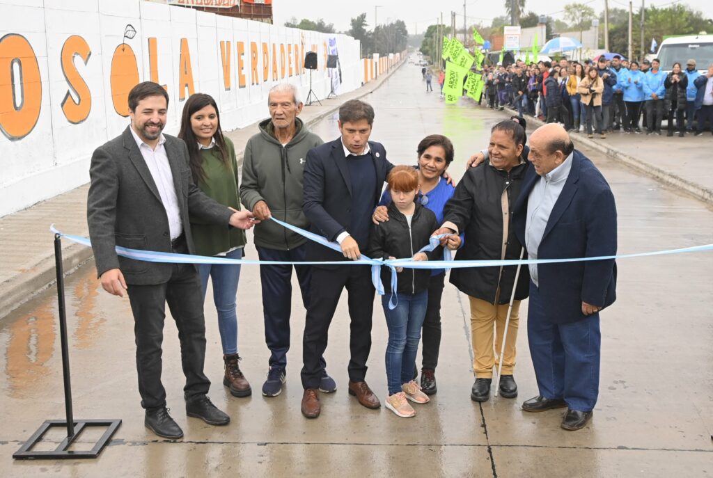 Kicillof encabezó en Berazategui la inauguración de obras de asfalto y entrega de ambulancias al municipio.