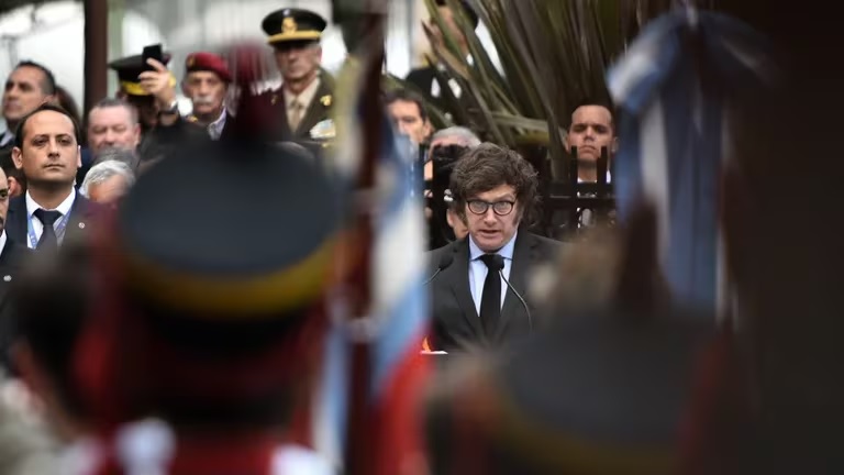 milei islas malvinas fuerzas armadas Milei criticó la política de Estado hasta el momento sobre la cuestión de las Islas Malvinas y dijo que invitará a las Fuerzas Armadas al Pacto de Mayo.