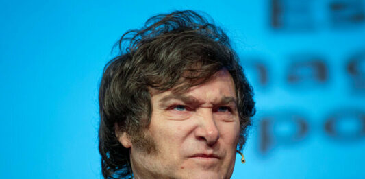 Javier Milei volvió a la carga contra los periodistas que viven del "sobre" y de la "pauta oficial".