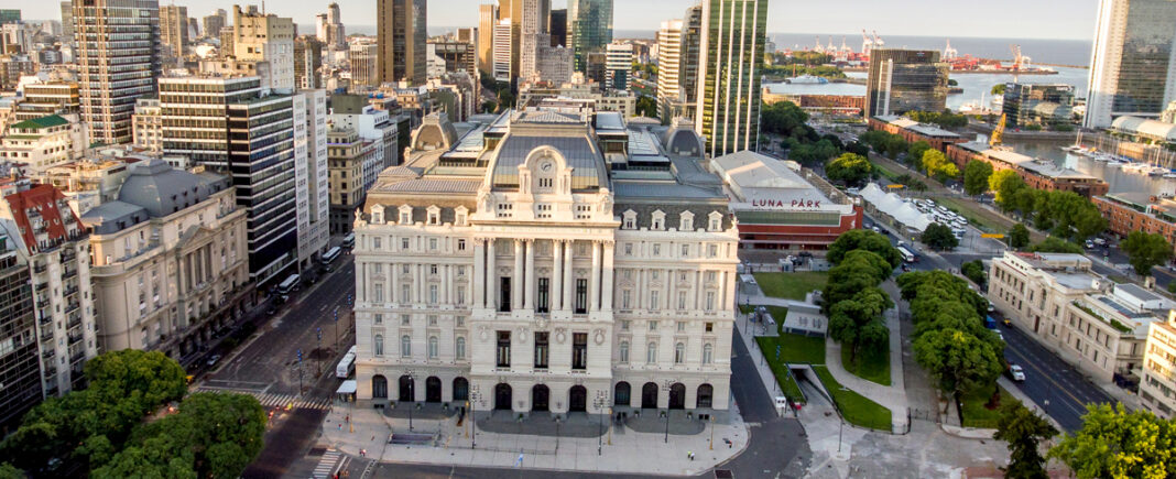 El vocero presidencial, Manuel Adorni, confirmó este martes que el Gobierno nacional le cambiará el nombre del Centro Cultural Kirchner (CCK) a Palacio Libertad.