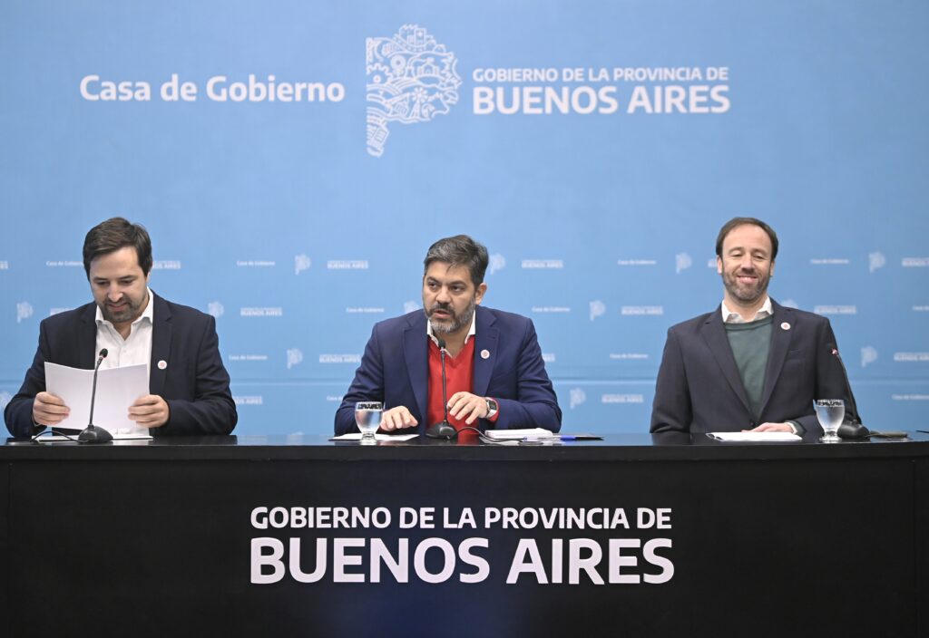 Los ministros bonaerenses de Salud, Nicolás Kreplak, de Gobierno Carlos Bianco y de Economía Pablo López. 