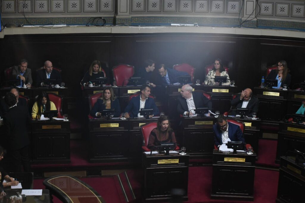 Daniela Reich a metros de los senadores Aldana Ahumada y Christian Gribaudo, dos de los renunciantes del PRO bonaerense. 