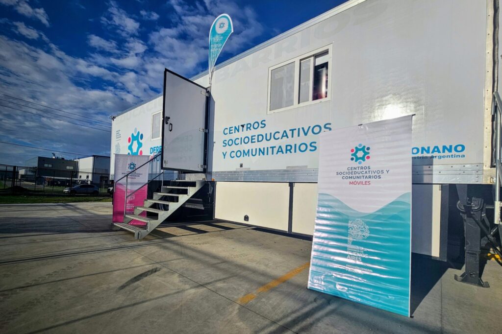El Centro Socioeducativo y Comunitario Móvil que inauguró este jueves la provincia de Buenos Aires en el municipio de Moreno. 