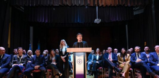 El gobernador bonaerense Axel Kicillof dio el presente en la asunción de las nuevas autoridades del Colegio de Abogados de La Plata.