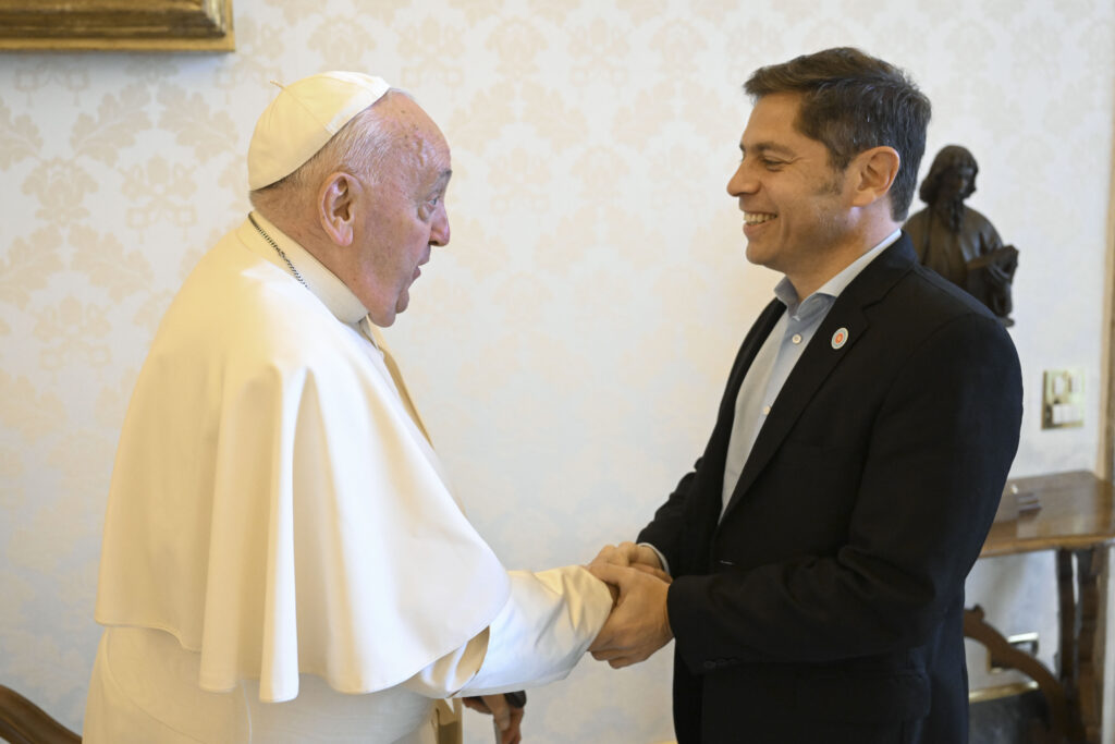 El Papa Francisco y el gobernador de la provincia de Buenos Aires, Axel Kicillof. 