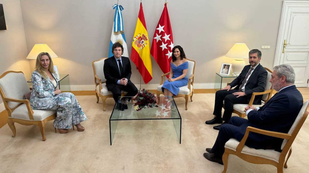 El presidente de la Nación, Javier Milei, junto a su hermana y secretaria presidencial, Karina Milei, y la 