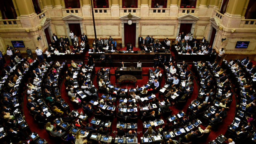 La Cámara de Diputados logró la media sanción de la nueva fórmula de movilidad jubilatoria y desde Casa Rosada amenazan con vetarla.