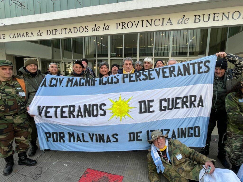 Veteranos continentales manifestaron ante la Cámara de Diputados bonaerense para ser reconocidos por el Estado provincial.