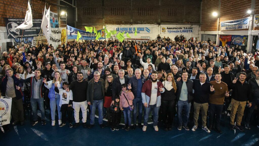 Jorge Ferraresi encabezó un plenario llevado a cabo en el club 6 de Marzo, de Villa Obrera, en Lanús.