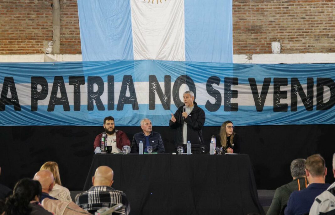 El intendente de Avellaneda, Jorge Ferraresi, encabezó un plenario en Lanús en el que profundizó las tensiones con La Cámpora.