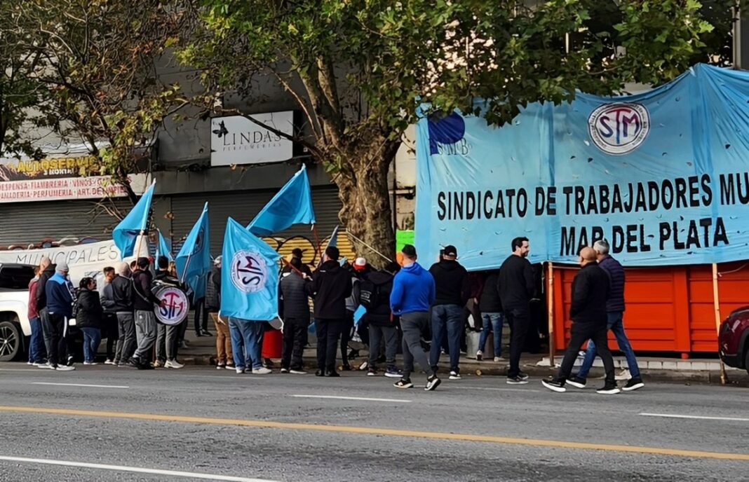 Los municipales de Mar del Plata le exigieron al Ministerio de Trabajo que se meta en el conflicto salarial que mantienen con el intendente del PRO, Guillermo Montenegro.