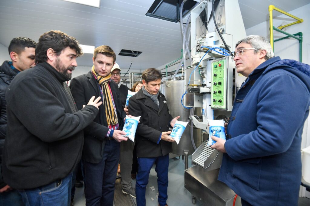 El gobernador bonaerense, Axel Kicillof, inauguró una usina láctea en la localidad de Colonia Alberti.