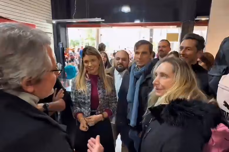 Karina Milei se refugió en un negocio tras ser repudiada en Misiones.