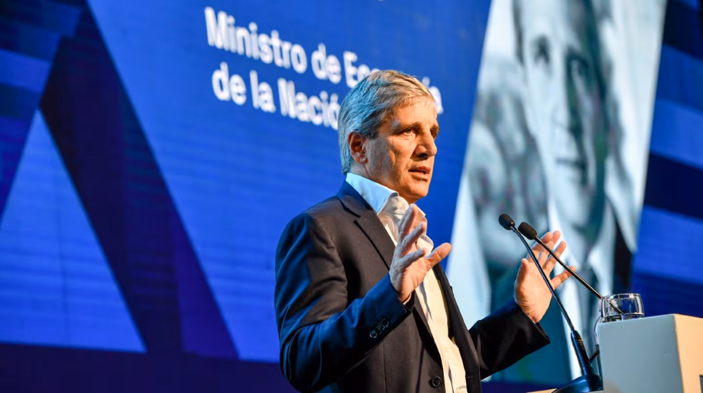 Luis Caputo expuso en el Latam Economic Forum en la antesala de la disertación de Javier Milei. 