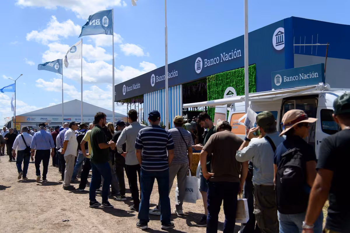 Impulsan una ley para limitar a 30 minutos la espera en bancos y empresas de servicios públicos Andrés de Leo presentó un proyecto para limitar la espera en bancos y empresas de servicios públicos a 30 minutos, con importantes sanciones ante su incumplimiento.